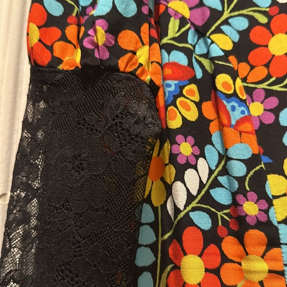 Flower dress with a black lace edge - Picture 3 of 12